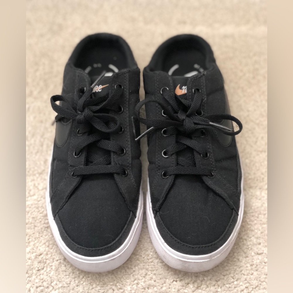 WOMEN'S SIZE 8, LACE UP NIKE COURT LEGACY MULE CASUAL SHOES IN BLACK